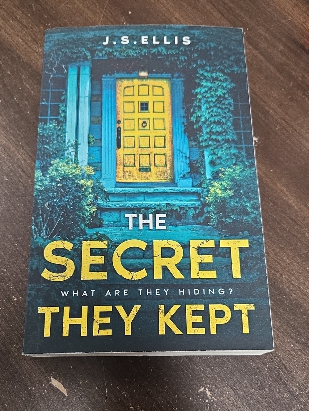 The Secret They Kept-J.S. Ellis- Paperback Novel
